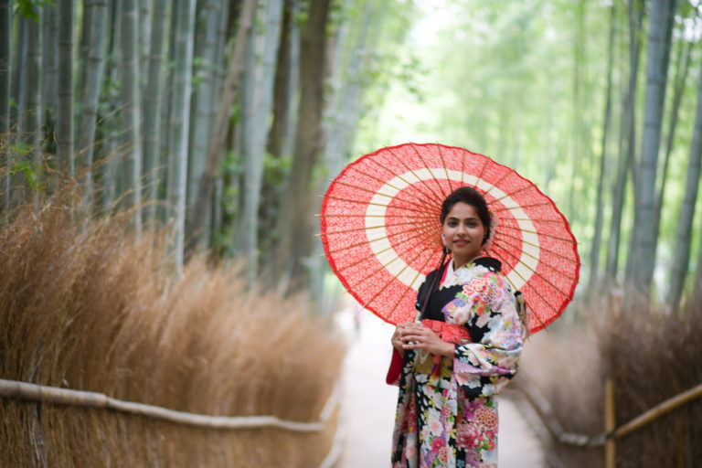 竹藪の中で番傘を持つインド人女性