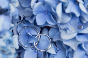 紫陽花の上にのせた結婚指輪