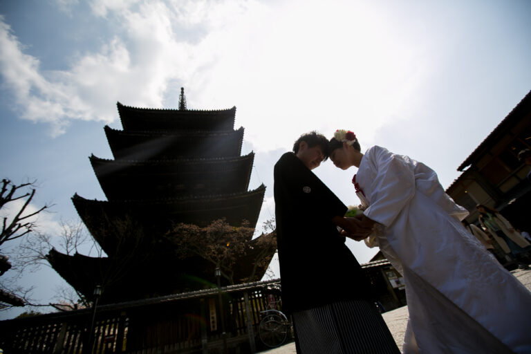 京都の五重塔の下で結婚式の前撮り