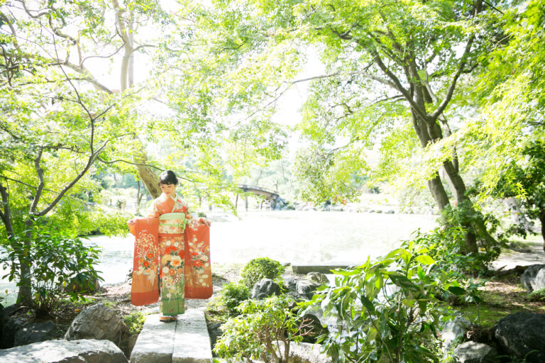 京都の新緑が映える振袖姿の女性