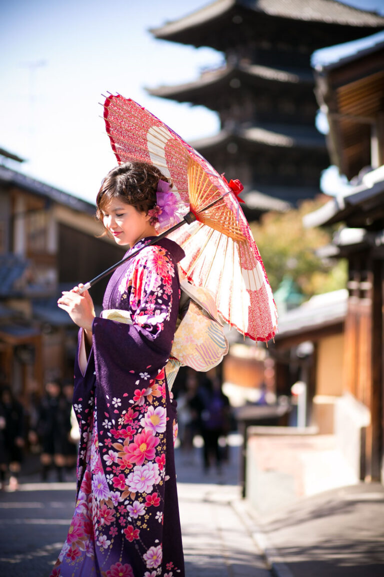 京都の有名観光地で番傘と一緒に前撮り