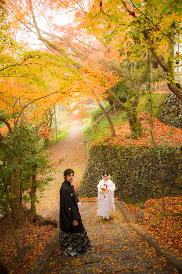 京都の秋の紅葉で結婚式の前撮り