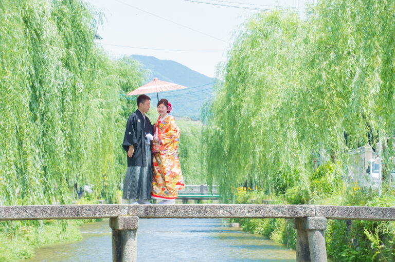 京都の柳と一緒に結婚式の前撮り
