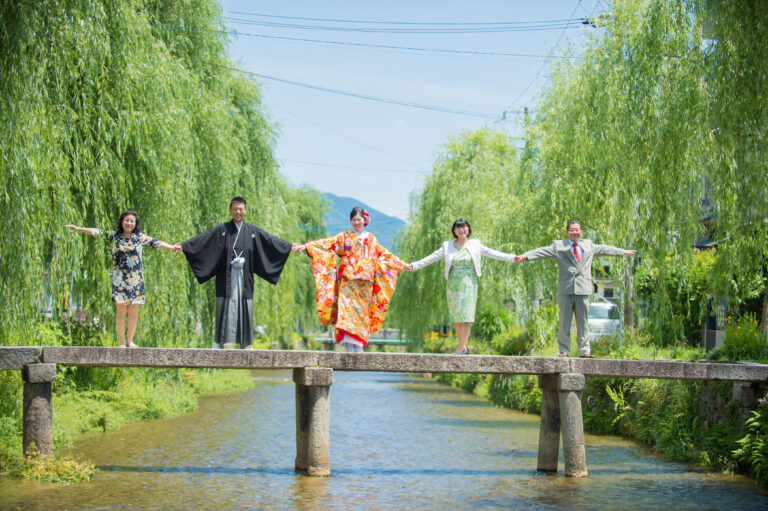 京都の柳で家族写真