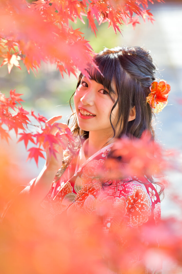 京都の秋の紅葉で卒業式の前撮り