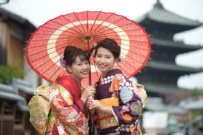 京都の五重塔の前で友達と成人式の前撮り