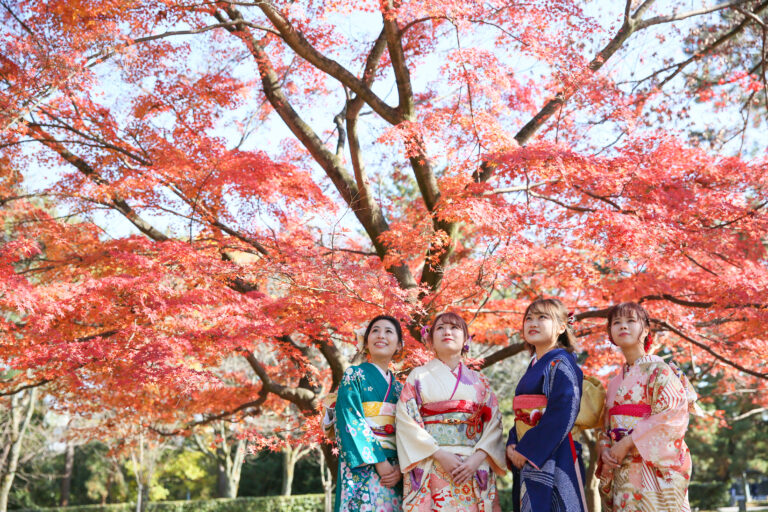 京都の紅葉で友達と前撮り