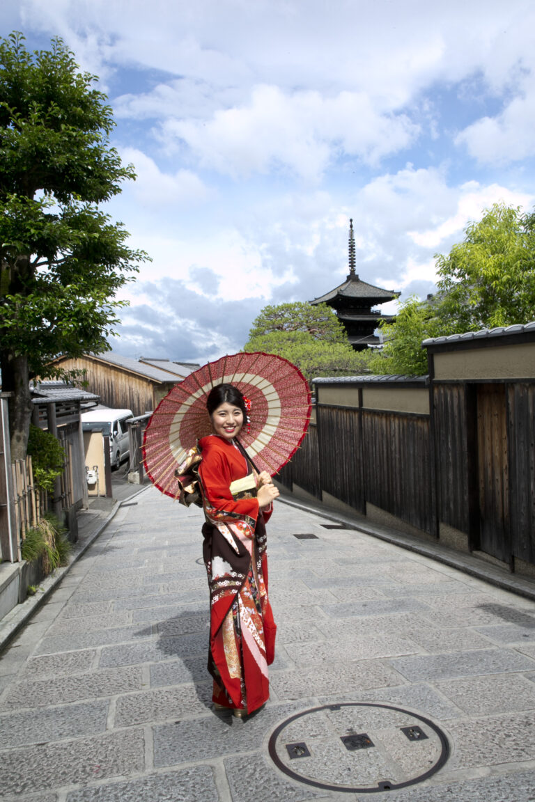 京都の五重塔の前で振袖の前撮り