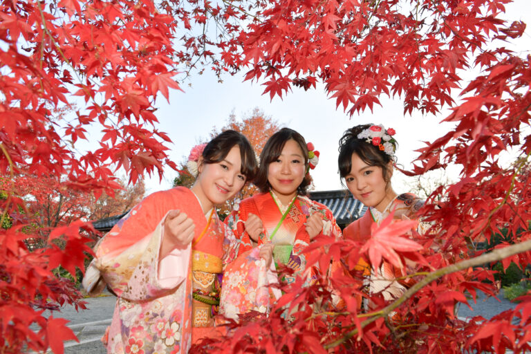 京都の紅葉に囲まれた振袖姿の3人