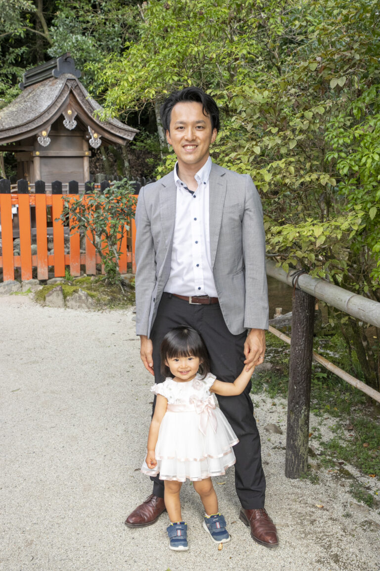 京都の神社で親子写真